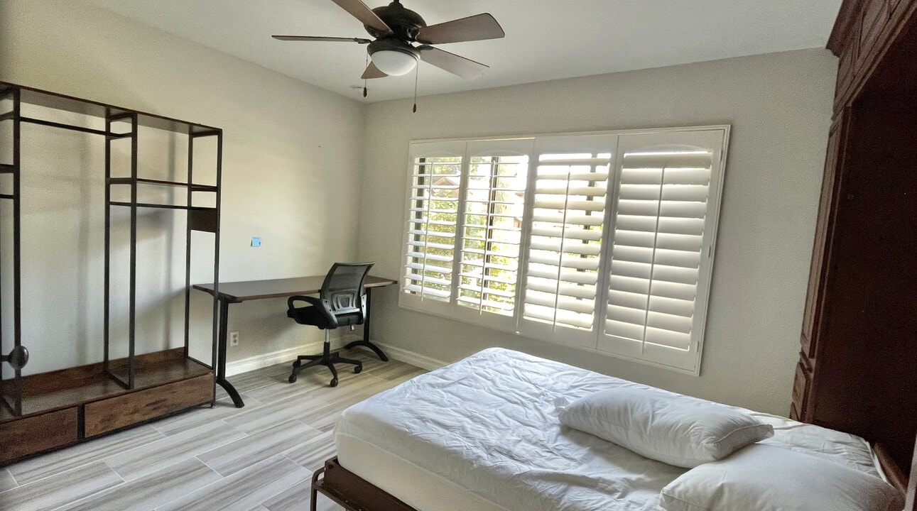 10 Prado in Irvine, CA - Building Photo