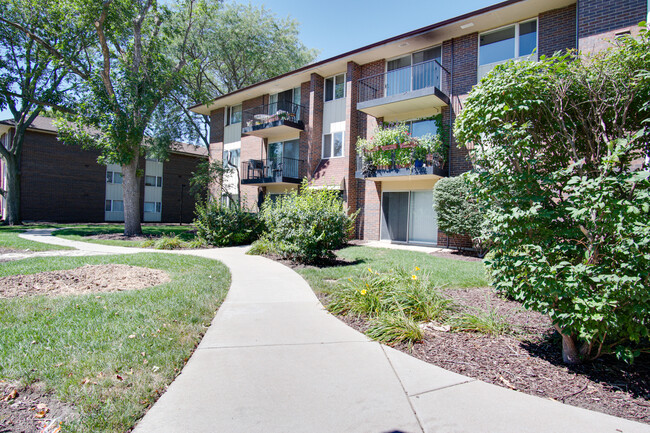 5S066 Pebblewood Ln in Naperville, IL - Building Photo - Building Photo