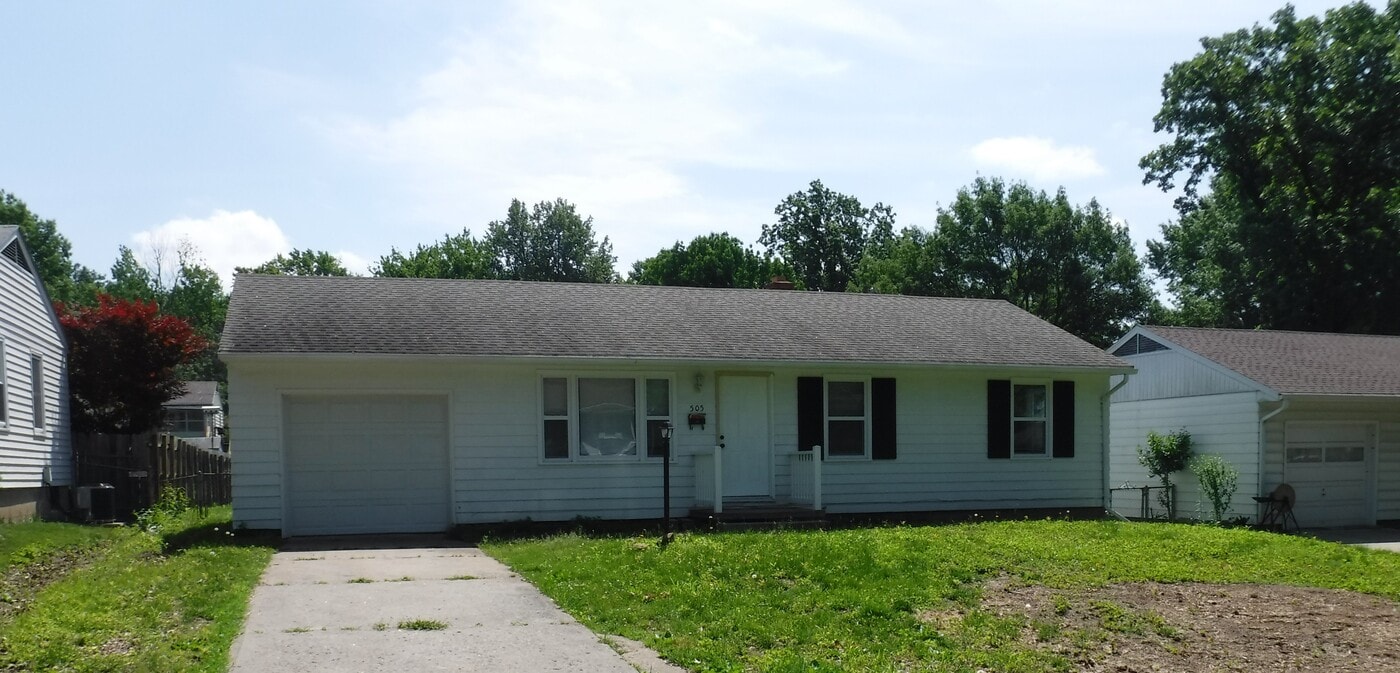 505 W Meadow Ln in St. Joseph, MO - Foto de edificio