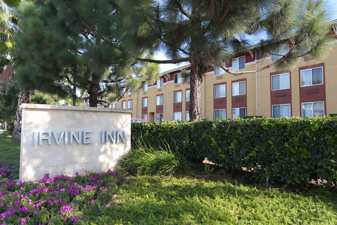 109 Irvine Inn Apartments in Irvine, CA - Building Photo