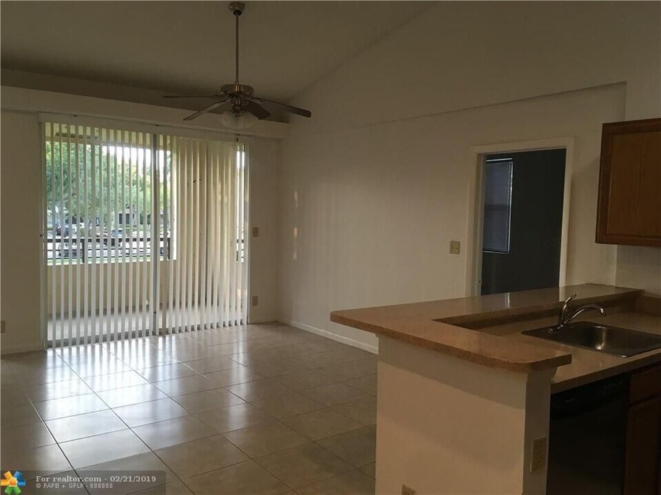 751 Lyons Rd in Coconut Creek, FL - Building Photo