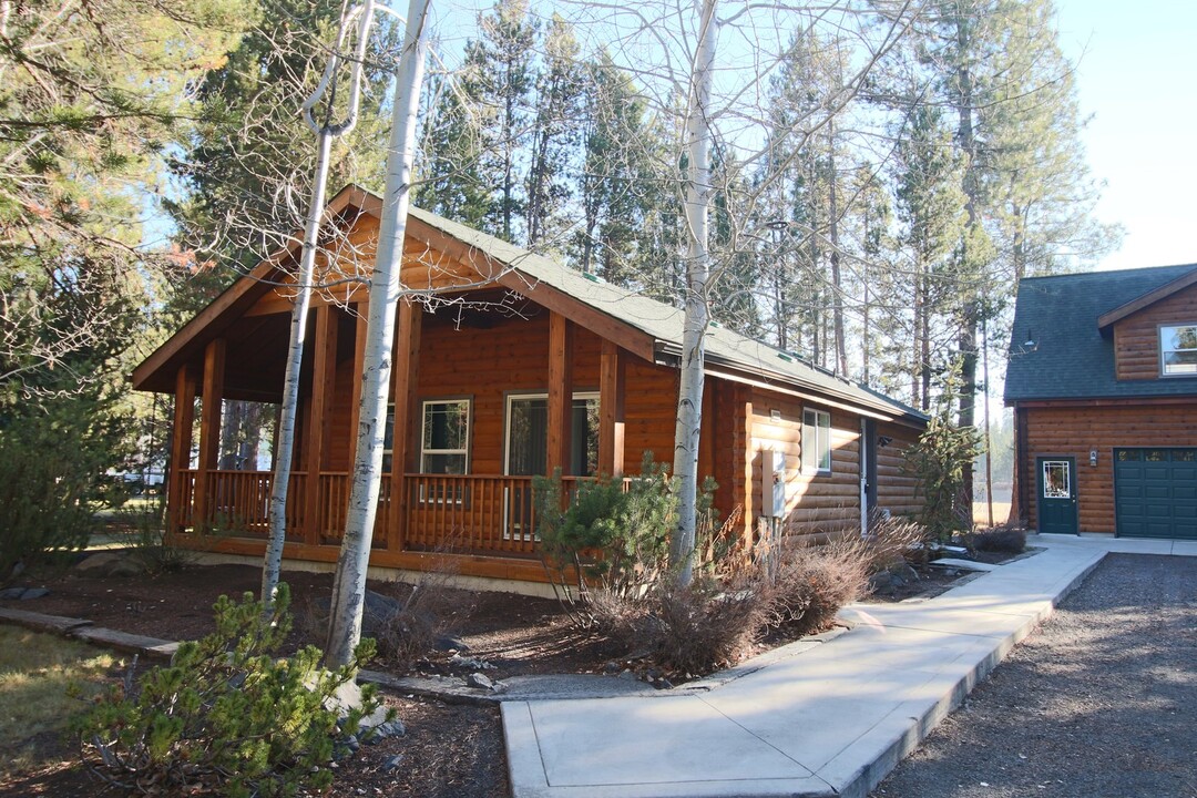 55950 Wood Duck Dr in Bend, OR - Building Photo