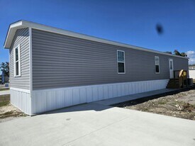 553 Suwanee Dr in North Fort Myers, FL - Building Photo