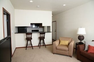 Paramount Villas in Aberdeen, SD - Building Photo - Building Photo