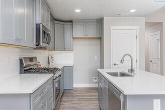 3412 S Lincoln Pl in Kennewick, WA - Building Photo - Building Photo