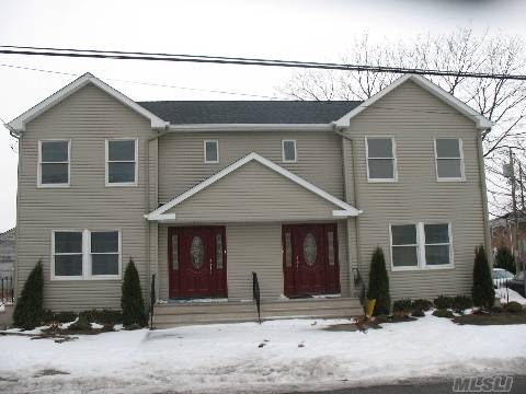 1077 Cedar Ln in Woodmere, NY - Building Photo