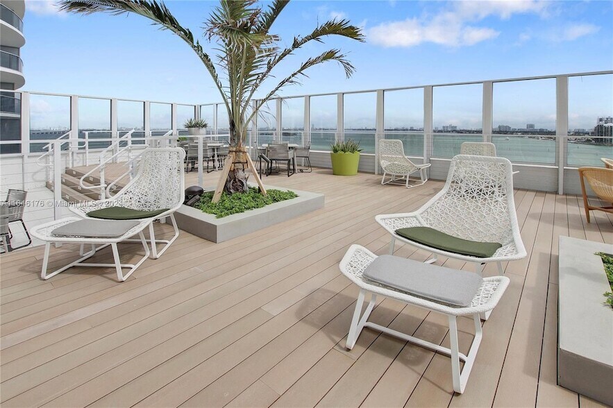 1756 N Bayshore Dr, Unit 10G in Miami, FL - Foto de edificio