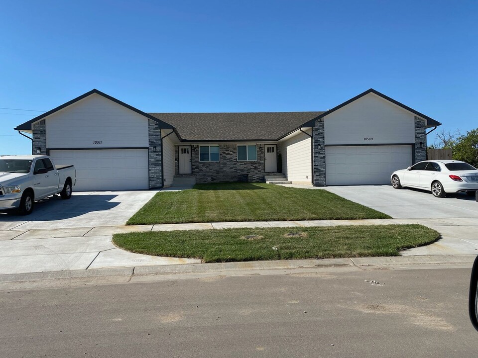 10511 E Conifer St in Eastborough, KS - Building Photo