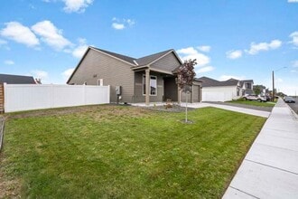 308 Ruby Ave in Grandview, WA - Building Photo - Building Photo