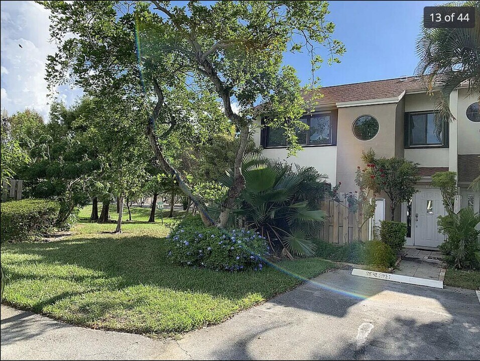 317 City View Dr in Fort Lauderdale, FL - Building Photo