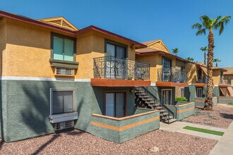 Country Creek Apartments in Glendale, AZ - Foto de edificio - Building Photo
