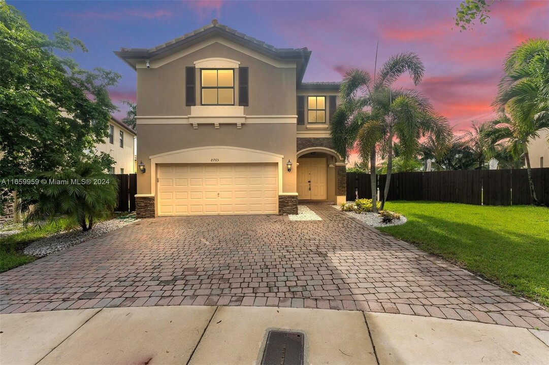 8765 NW 114th Pl in Doral, FL - Building Photo