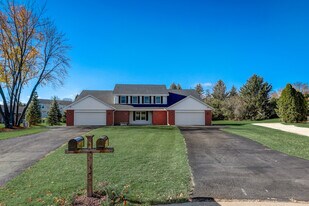 16450 Dane Ct E in Brookfield, WI - Building Photo