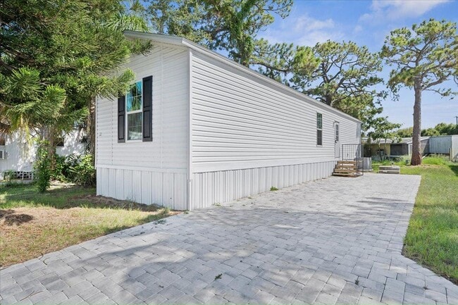 33 Tangerine Ave