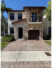 7022 NW 102nd Pl in Doral, FL - Building Photo - Building Photo