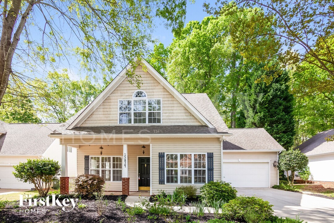 15824 Robins Way in Huntersville, NC - Building Photo