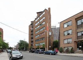 795 Vaughan Rd in Toronto, ON - Building Photo