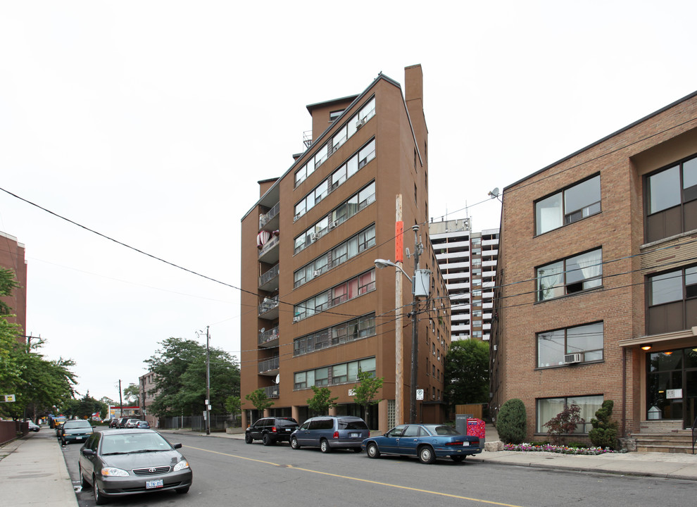 795 Vaughan Rd in Toronto, ON - Building Photo