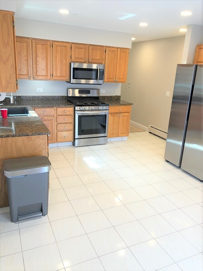6731 N Oxford Ave, Unit Apt 2-Floor 1 in Chicago, IL - Building Photo - Building Photo