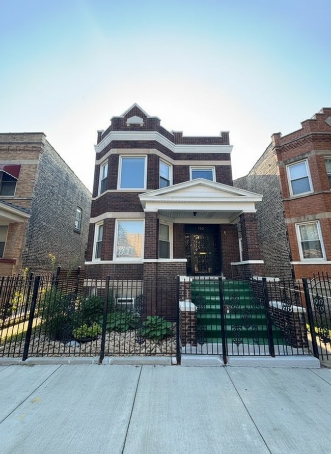 736 N Homan Ave, Unit 2nd floor in Chicago, IL - Building Photo - Building Photo