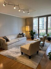 420 E Waterside Dr in Chicago, IL - Foto de edificio - Building Photo