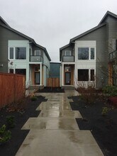 54 NE Graham St in Portland, OR - Foto de edificio - Building Photo