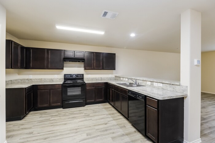 2065 Oakwood Forest Dr in Bryan, TX - Building Photo