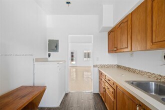 8135 Crespi Blvd, Unit 3 in Miami Beach, FL - Building Photo - Building Photo