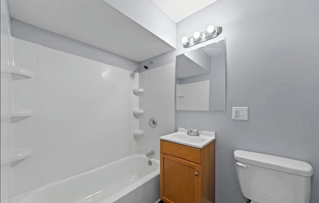 7617 S Colfax Ave, Unit 102 in Chicago, IL - Foto de edificio - Building Photo