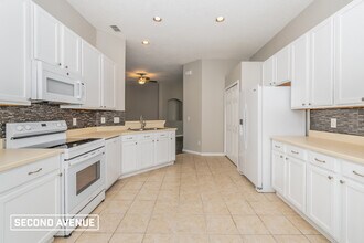 549 Wakemont Dr in Orange Park, FL - Foto de edificio - Building Photo