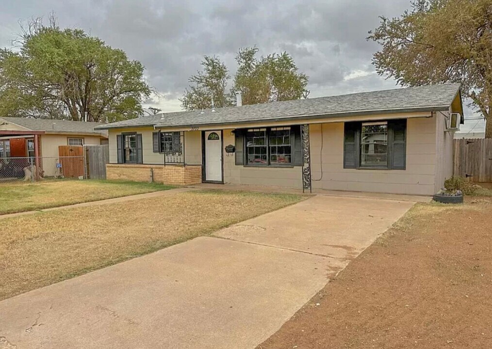 2722 E 9th St in Lubbock, TX - Building Photo