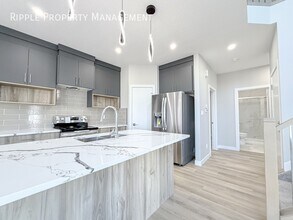 8503 Mayday Run SW in Edmonton, AB - Building Photo - Building Photo