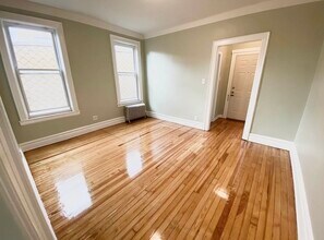 36-31 30th St in Astoria, NY - Foto de edificio - Building Photo