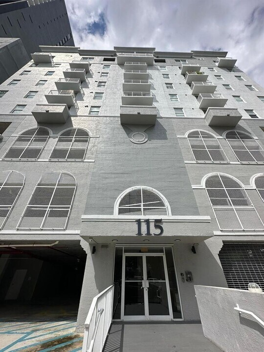115 SW 11th St, Unit 605 in Miami, FL - Building Photo