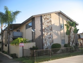 2121 W Brownwood Ave in Anaheim, CA - Building Photo - Building Photo