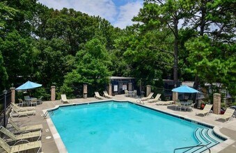 10 Vista Square NW in Atlanta, GA - Building Photo - Building Photo