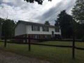 975 Murray Ln in Charlottesville, VA - Building Photo