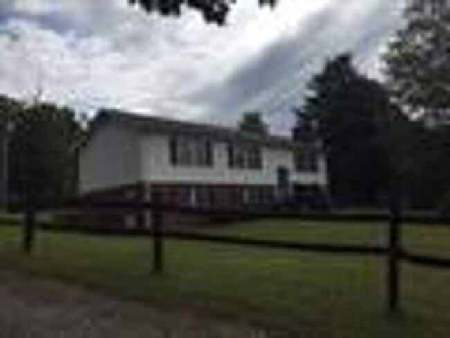 property at 975 Murray Ln