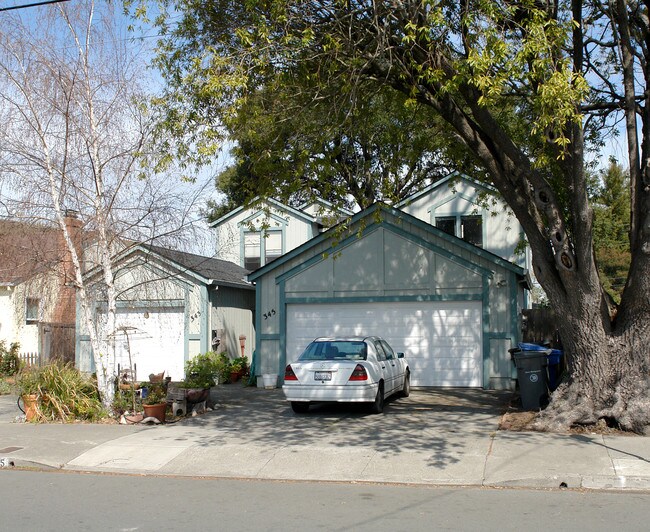 343-345 Lincoln St in Santa Rosa, CA - Foto de edificio - Building Photo
