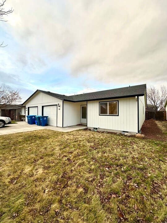 611 NE Larch Ave in Redmond, OR - Building Photo