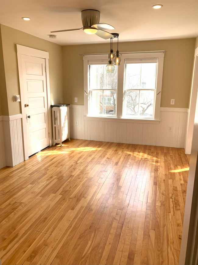 14 Schley St, Unit 2 in Clinton, MA - Foto de edificio - Building Photo