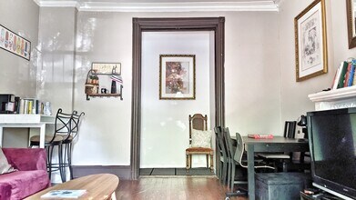 322 S 42nd St, Unit 2 in Philadelphia, PA - Foto de edificio - Building Photo