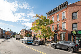 49 Franklin St in Brooklyn, NY - Foto de edificio - Building Photo
