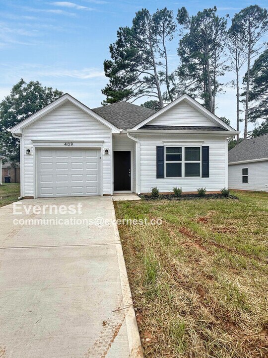 409 S Davis St in Dallas, NC - Building Photo