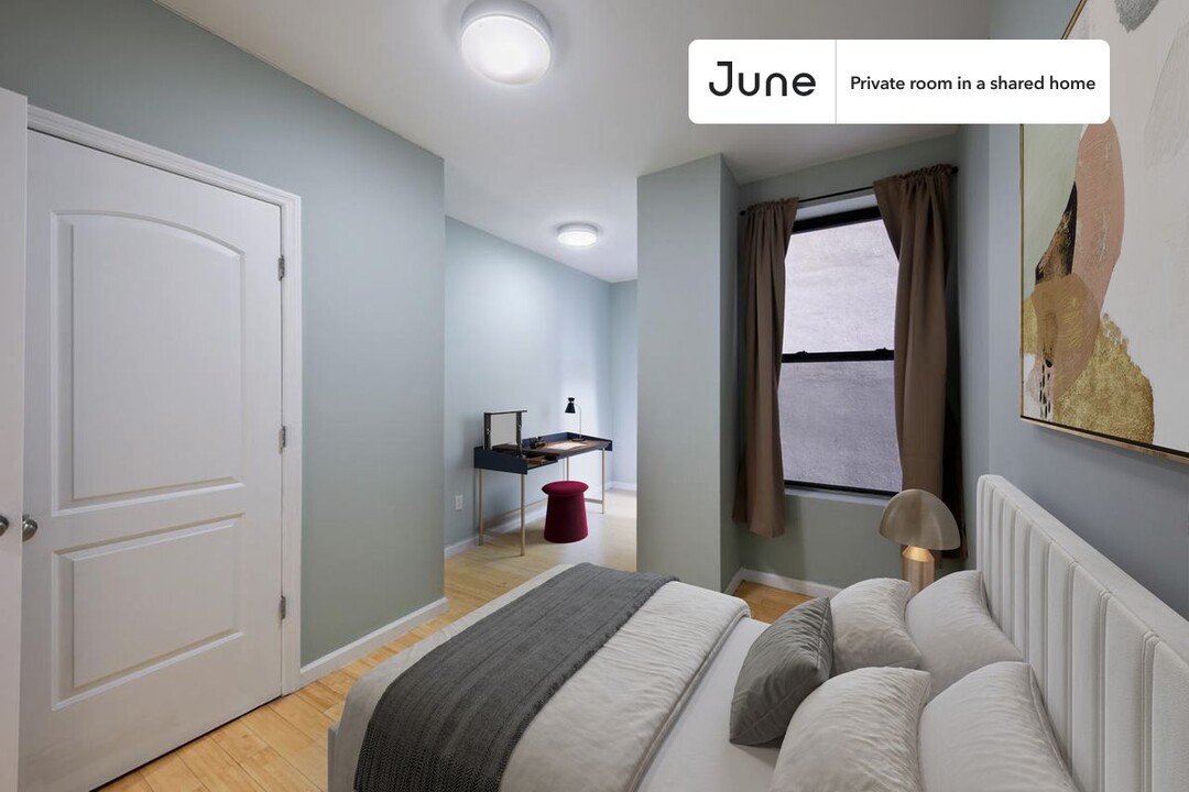 Private bedroom in 3 bed/1 bath Home in New York, NY - Building Photo