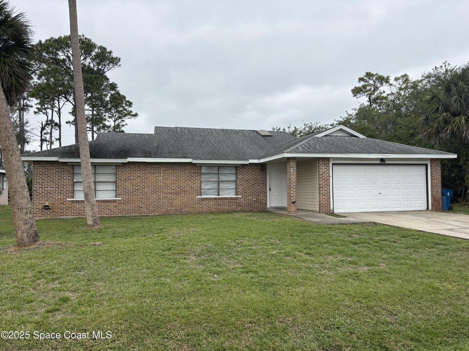 486 Flounder Ave NE in Palm Bay, FL - Building Photo