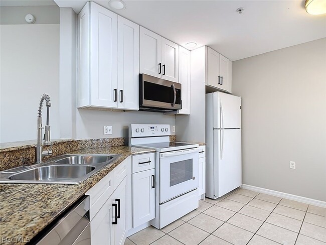 12151 Summergate Cir in Ft. Myers, FL - Building Photo - Building Photo