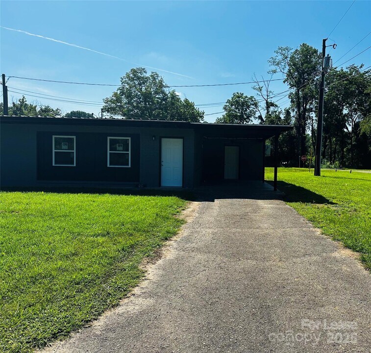 39 Hawkins Rd in Marion, NC - Building Photo