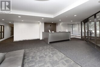 350 Webb Dr in Mississauga, ON - Building Photo - Building Photo