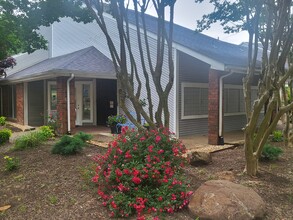 Pleasant Woods in Little Rock, AR - Foto de edificio - Building Photo